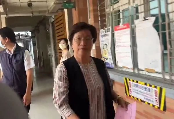 ▲彰化縣長王惠美一早現身投票。(圖/記者唐詠絮翻攝)