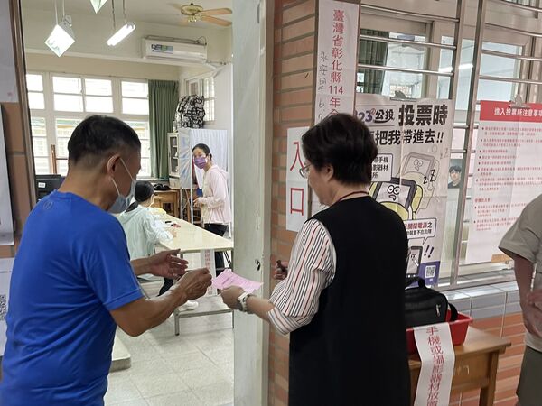 ▲彰化縣長王惠美一早現身投票。(圖/記者唐詠絮翻攝)