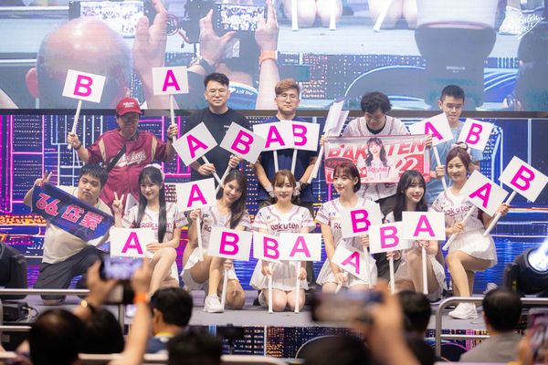 ▲樂天女孩到香港 。(圖/樂天桃猿)