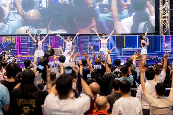 ▲樂天女孩到香港 。(圖/樂天桃猿)