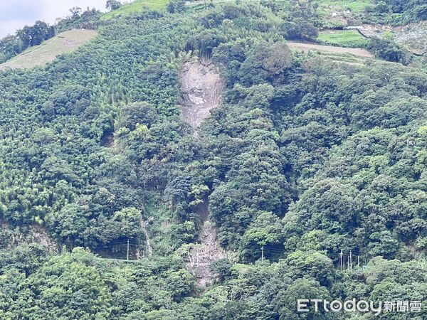 ▲▼投89線28K+300馬烈霸下方23日發生落石。(圖/當地民眾提供)