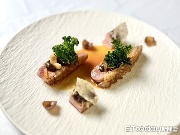 ▲方蒔夏季菜色「淬鍊珍饈-玫瑰玉露鴨、芋頭、東山龍眼、黑蒜、巧克力、金棗蜜餞」。(圖/方蒔提供)