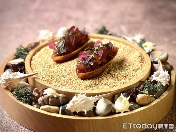 ▲方蒔夏季菜色「風至漁洄-生澎湖鰹魚、澎湖紫菜、柴魚、馬蜂橙」。(圖/方蒔提供)