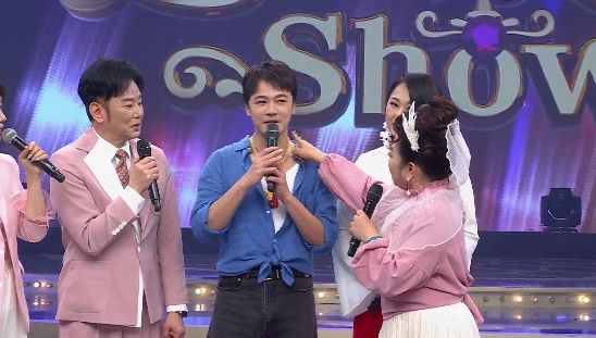 ▲白冰冰手摸黃文星。(圖/民視提供)