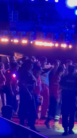 ▲▼楊宗緯重摔2公尺高舞台,被抬離時表情痛苦。(圖/翻攝自微博)