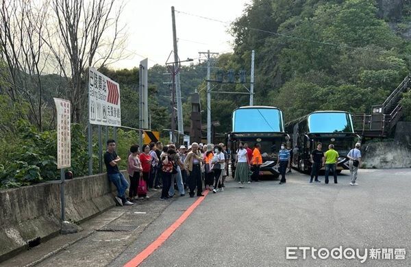 ▲因台7線33公里下巴陵路段道路中斷,導致5輛遊覽車共83名遊客受困。(圖/大溪警分局提供、下同)