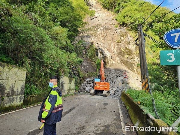 ▲因台7線33公里下巴陵路段道路中斷,導致5輛遊覽車共83名遊客受困。(圖/大溪警分局提供、下同)