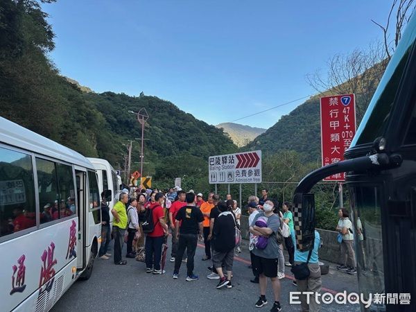 ▲大溪警方與復興區公所緊急調派5部中型巴士進行接駁,順利將遊客接駁撤離。(圖/大溪警分局提供)