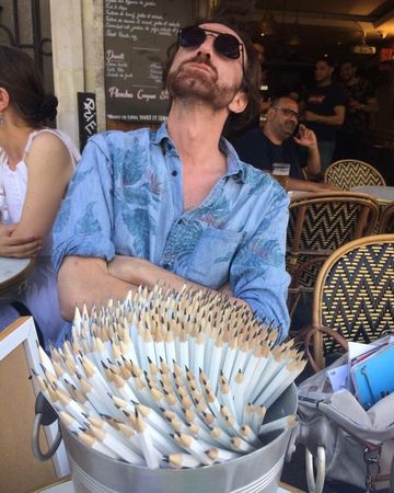 ▲▼《艾蜜莉在巴黎》47歲副導演片場倒地猝逝。(圖/翻攝自X)