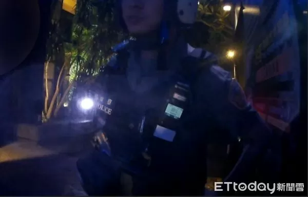 ▲巡警見男子躲入汽車館內立刻前往搜查。(圖/桃園警分局提供)