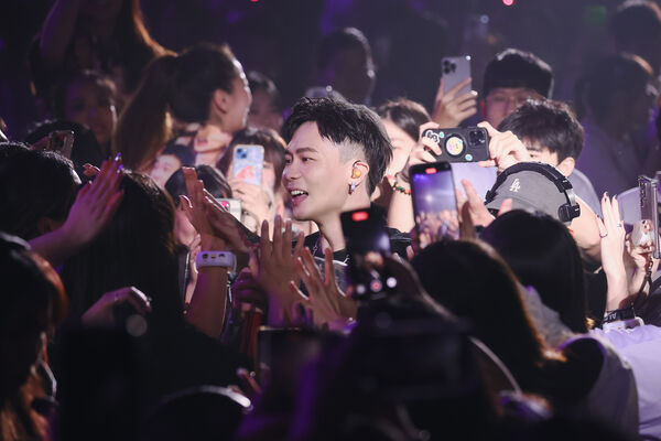 ▲▼蕭秉治金曲連飆引來全場大合唱。(圖/相信音樂提供)