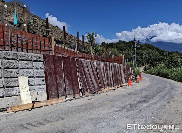 ▲▼花蓮鹽寮山嶺路遭天災破壞,復建工程已在施工中,用路人減速慢行注意安全。(圖/花蓮縣政府提供,下同)