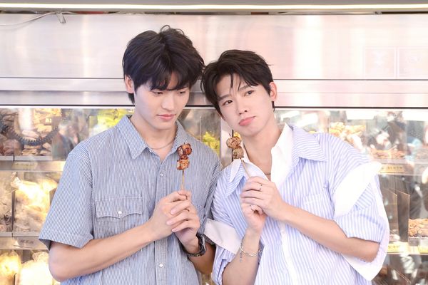 ▲洪言翔、羅章恩出席一日店長活動。(圖/老王炸烤提供)