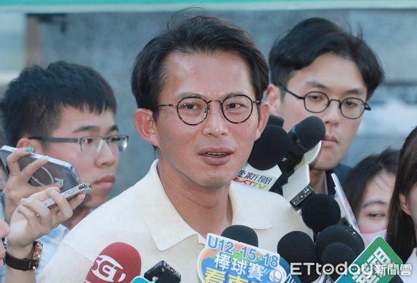 ▲黃國昌24日受訪回應盧秀燕不參選國民黨主席議題。(圖/記者周宸亘攝)