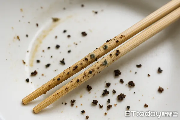 ▲專家提醒,竹筷容易藏污納垢發霉,若不注意,容易增加致癌風險。(圖/AI示意圖)