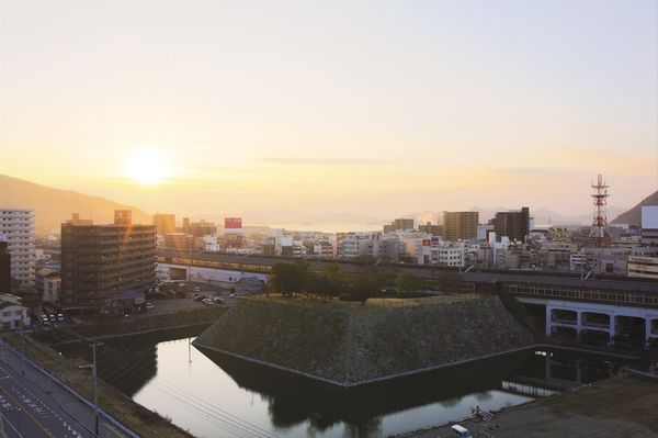 ▲▼廣島「三原城」的本丸遺址與三原車站相連。(圖/HIT廣島縣觀光聯盟提供)