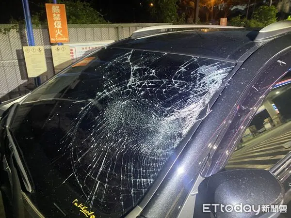 ▲▼蘇澳鎮一家加油站自動洗車場(下圖)傳出意外,一輛轎車前擋風玻璃遭洗車機器碰撞受損。(圖/記者游芳男翻攝,下同)