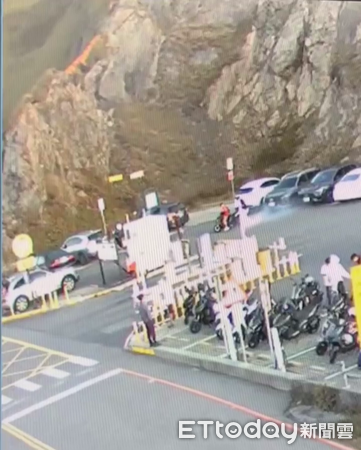 ▲合歡山武嶺停車場近日出現機車騎士甩尾、燒胎等危險行為,警方表示將嚴查取締。(圖/記者高堂堯翻攝)