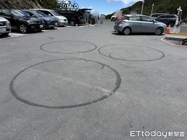 ▲合歡山武嶺停車場傳有不肖機車騎士燒胎,在地面留下「麥田圈」。(圖/翻攝「中橫路況交通資訊站」臉書粉專)