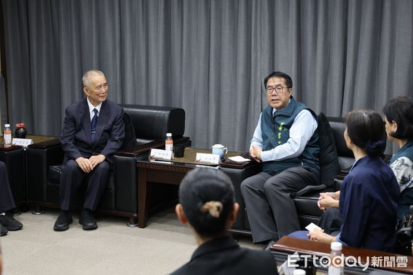 ▲諾穩愛心會捐贈復康巴士儀式,黃偉哲市長回贈感謝狀,肯定民間力量與市府攜手。(記者林東良翻攝,下同)