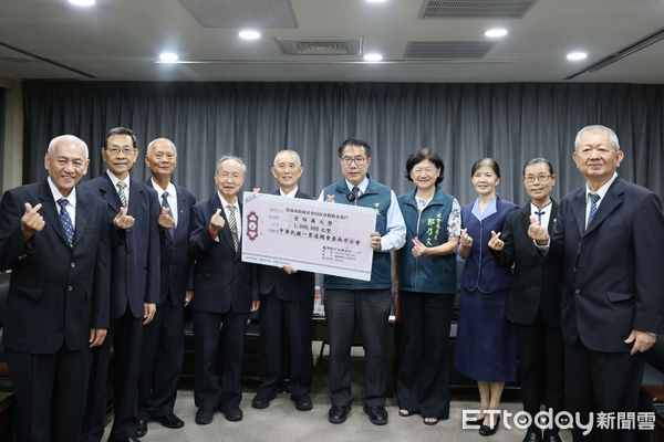 ▲諾穩愛心會捐贈復康巴士儀式,黃偉哲市長回贈感謝狀,肯定民間力量與市府攜手。(記者林東良翻攝,下同)