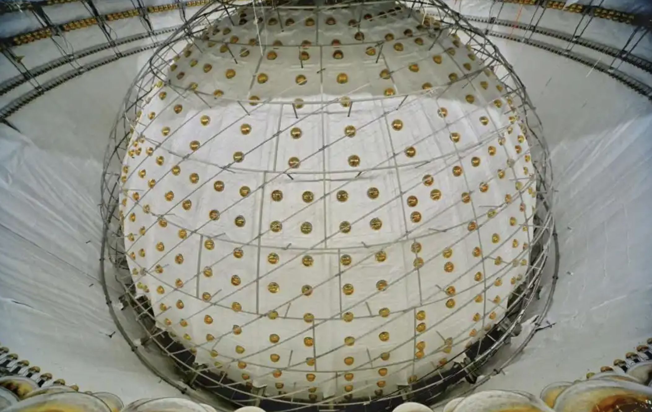 ▲廣東江門地下700公尺深的「江門中微子實驗」(JUNO)正式啟用。(圖/翻攝央視)