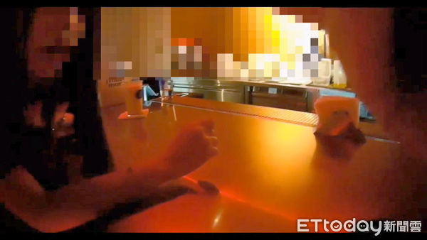 ▲信義警方盤查咖啡廳內遭律師騷擾正妹釐清事發過程。(圖/記者張君豪翻攝)