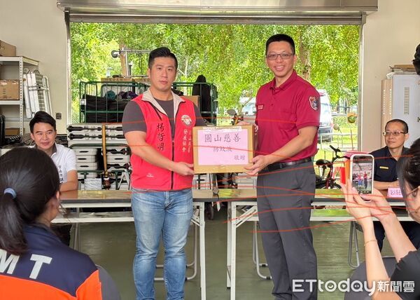 ▲圓山慈善協會捐贈800瓶防蚊液給消防與警察單位,守護基層消防人員健康。(記者林東良翻攝,下同)