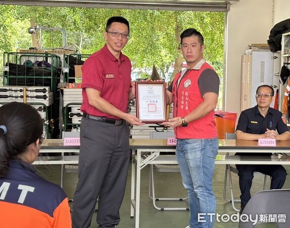 ▲圓山慈善協會捐贈800瓶防蚊液給消防與警察單位,守護基層消防人員健康。(記者林東良翻攝,下同)