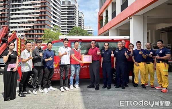 ▲圓山慈善協會捐贈800瓶防蚊液給消防與警察單位,守護基層消防人員健康。(記者林東良翻攝,下同)