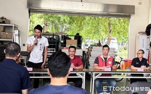 ▲圓山慈善協會捐贈800瓶防蚊液給消防與警察單位,守護基層消防人員健康。(記者林東良翻攝,下同)