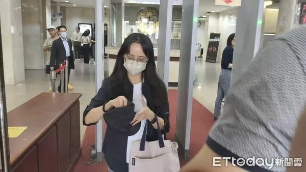 ▲▼台北市議員應曉薇涉犯京華城案仍在押,她昔日助理陳嘉敏(白口罩)今(26日)到台北地院證稱,應曉薇與王尊侃是男女朋友關係。(圖/記者黃哲民攝)