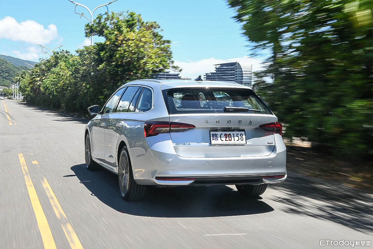 ▲Octavia Combi 4x4四驅更穩,展現比前驅RS截然不同的個性。(圖/記者徐煜展攝)