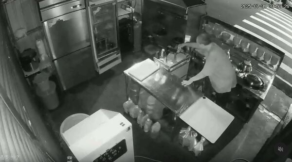 ▲▼。朱嫌3度偷竊牛肉湯店外騎樓處存放的米酒共6瓶,業者崩潰吶喊「阿北麥擱來啊!」(圖/饗喫溫體牛肉湯提供,下同)