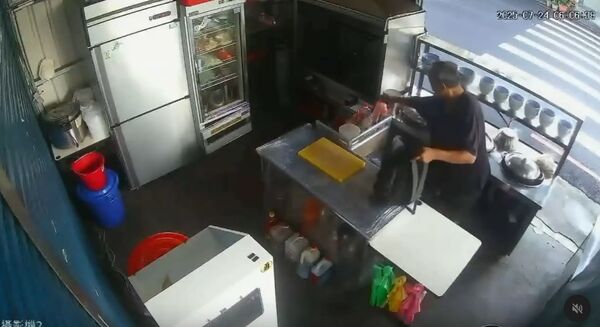 ▲▼。朱嫌3度偷竊牛肉湯店外騎樓處存放的米酒共6瓶,業者崩潰吶喊「阿北麥擱來啊!」(圖/饗喫溫體牛肉湯提供,下同)