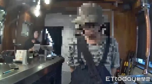 ▲▼金豬食堂訂位被取消,他怒砸存錢桶洩憤。(圖/記者邱中岳翻攝)