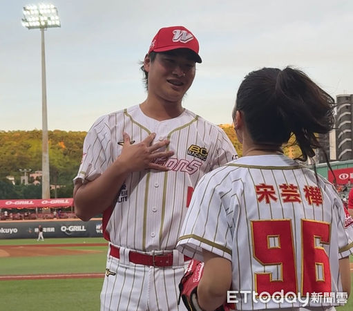 ▲ 被李超接住了!宋芸樺開球成功 。(圖/記者王真魚攝)