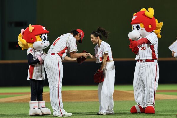 ▲ 李超暖心指導!宋芸樺誇「好貼心」:真的被接住了 隊友羨慕直呼好好喔 。(圖/味全龍提供)