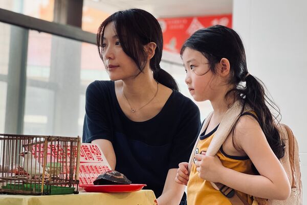 ▲蔡淑臻(左)與葉子綺在《左撇子女孩》中是有著血緣關係卻關係疏離的母女。(圖/光年映畫提供)