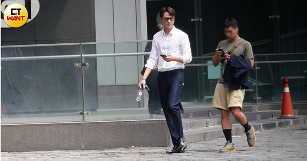 貼心獻帽1/劉書宏新歡曝光!護愛席惟倫「大街狂吸」超曖昧