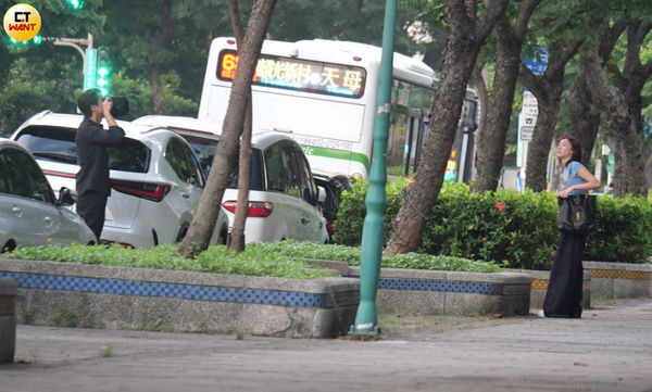 貼心獻帽1/劉書宏新歡曝光!護愛席惟倫「大街狂吸」超曖昧