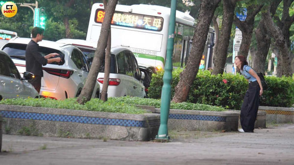 貼心獻帽1/劉書宏新歡曝光!護愛席惟倫「大街狂吸」超曖昧