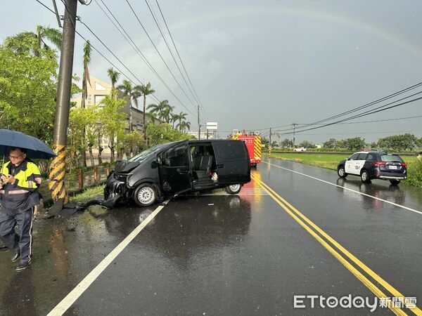 ▲柳營區自小客失控自撞電線桿,警方趕抵現場處理事故。(記者林東良翻攝,下同)