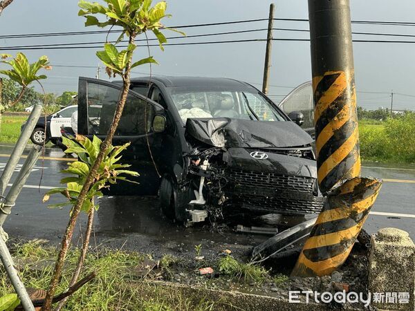 ▲柳營區自小客失控自撞電線桿,警方趕抵現場處理事故。(記者林東良翻攝,下同)