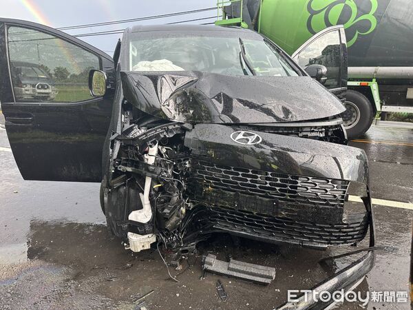 ▲柳營區自小客失控自撞電線桿,警方趕抵現場處理事故。(記者林東良翻攝,下同)