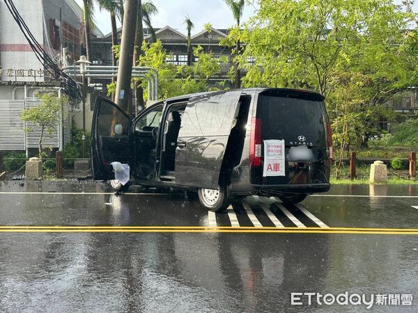 ▲柳營區自小客失控自撞電線桿,警方趕抵現場處理事故。(記者林東良翻攝,下同)