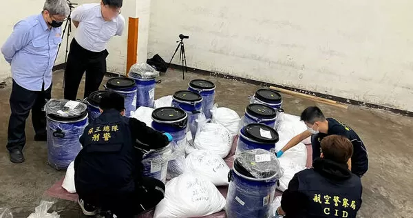 保三總隊1月破獲來自印度的依托咪酯300公斤,是至今最大查獲案,顯示印度已成依托咪酯的最大來源。(圖/翻攝畫面)