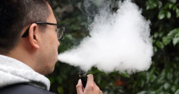 喪屍菸彈利用電子菸方便吸食,在年輕族群間氾濫。(示意圖/報系資料照)