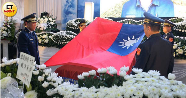 喪屍菸彈害2名英勇員警殉職,三重警分局員警黃瑋震遭毒駕撞死,以國旗覆棺下葬,在家屬心中留下永遠的哀慟。(圖/趙世勳攝)