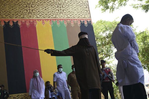 ▲▼ 印尼亞齊省26日兩名年僅20、21歲的男子遭公開鞭刑。(圖/達志影像/美聯社)